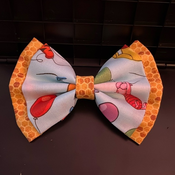 Disneys Winnie the Pooh Piglet bow - Picture 1 of 4